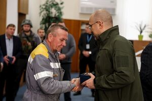 Шмигаль (праворуч): Поки ворог руйнує мирні міста, енергетики героїчно роблять усе, аби наша країна продовжувала жити