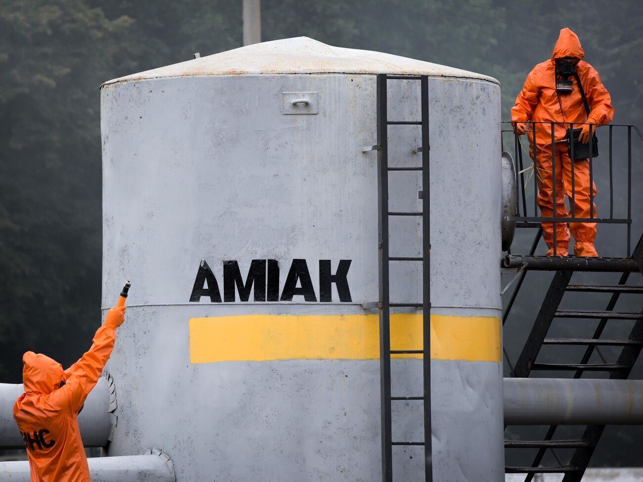 Концентрация испарений аммиака находится в пределах нормы, но если по предприятию снова попадут, возможна утечка, предупредили в ОГА