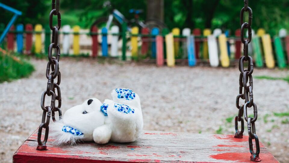 У Бучі Київської області окупанти розстріляли автомобіль, у якому була сім'я. Мати та двоє дітей чотирьох і дев'яти років загинули