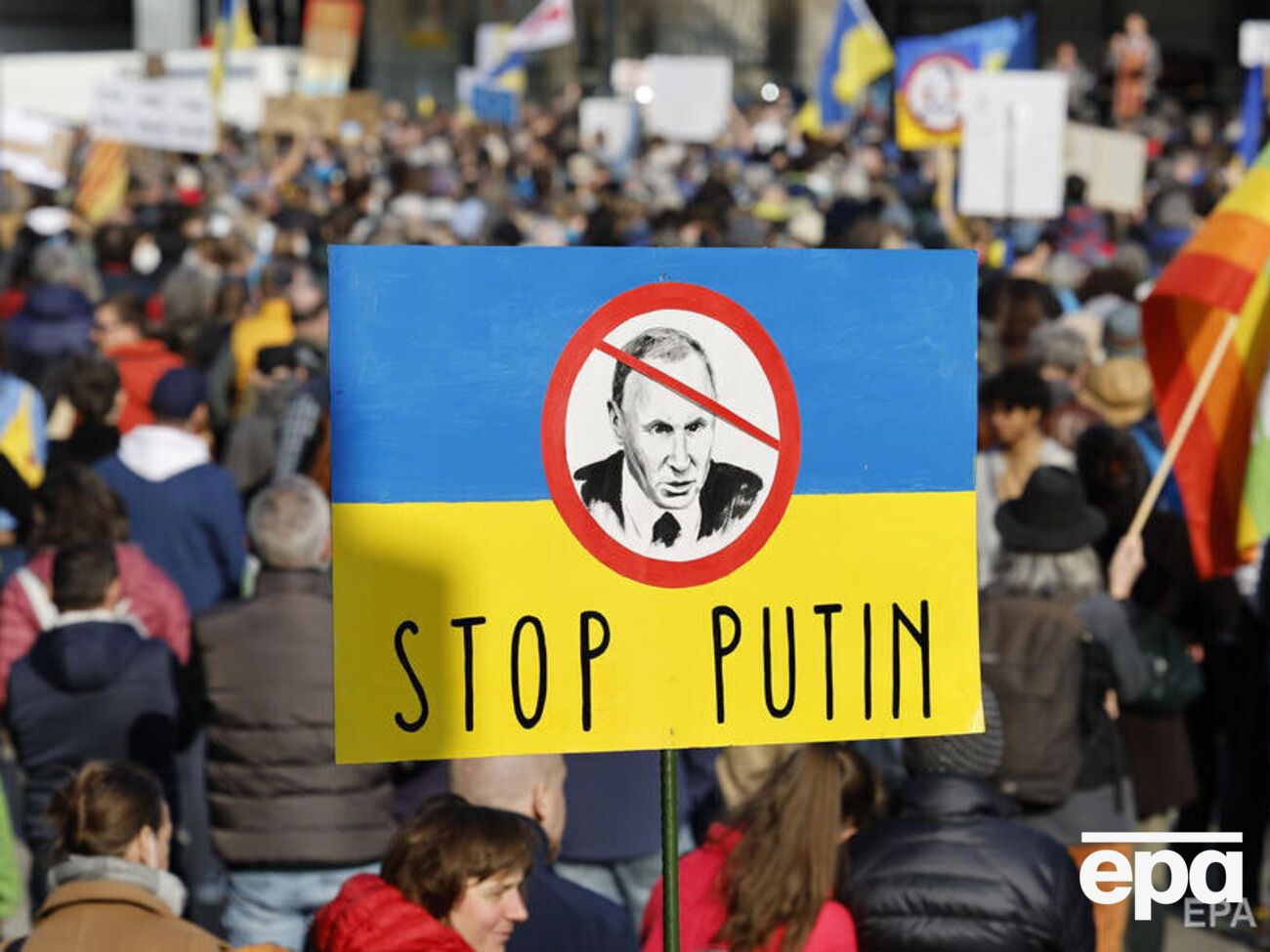 Петицію "Віддати Путіна під суд", створену півтора тижня тому, підписало майже 1,39 млн людей