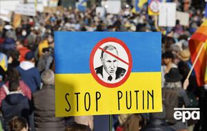 Петицию "Отдать Путина под суд", созданную полторы недели назад, подписали почти 1,39 млн человек