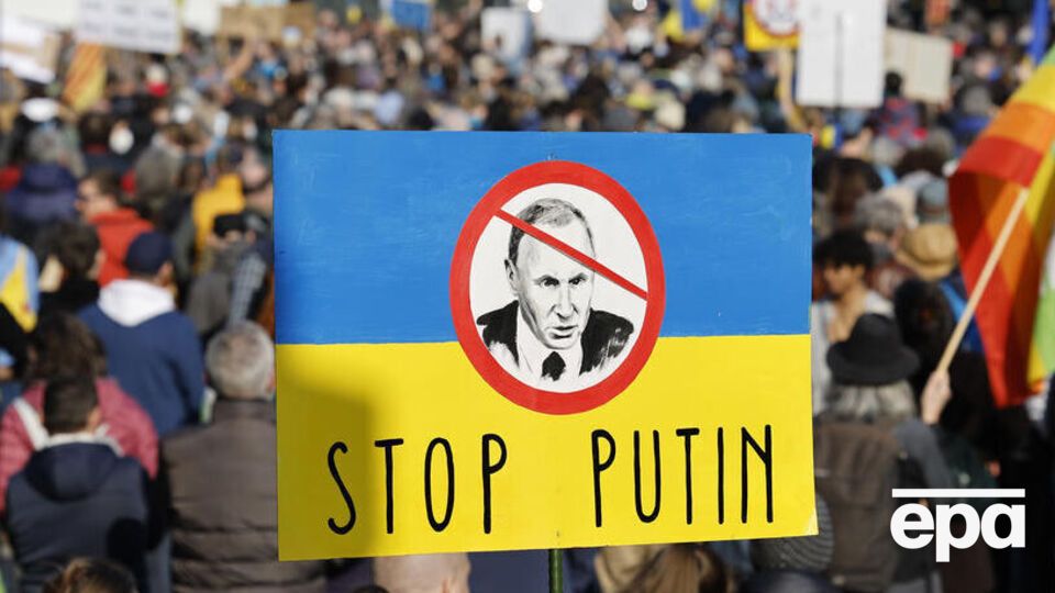 Петицію "Віддати Путіна під суд", створену півтора тижня тому, підписало майже 1,39 млн людей