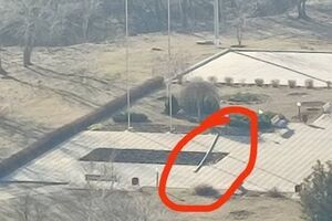 Жители повалили флагшток перед горсоветом и сняли флаг в коммунистической символикой