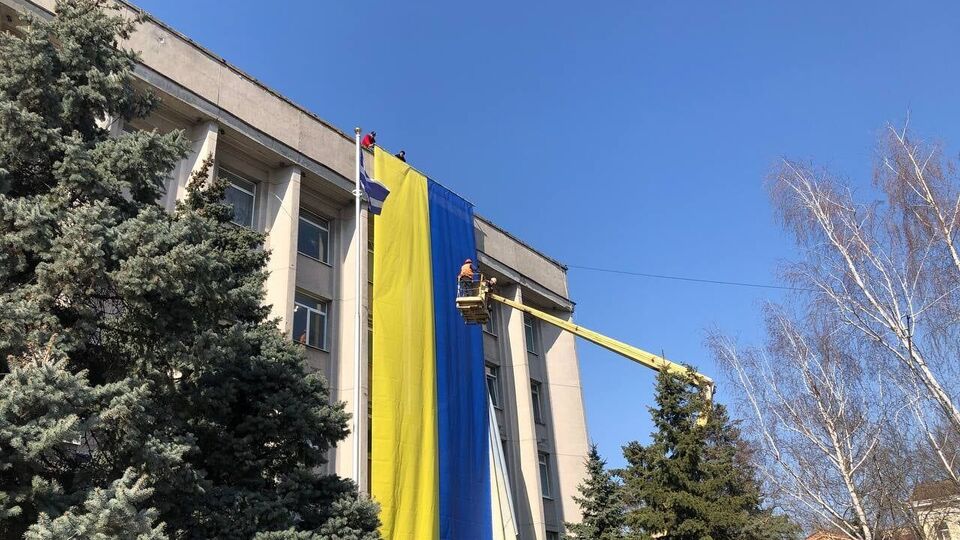 В день обстрела горсовета был перебит трос, на котором держался государственный флаг