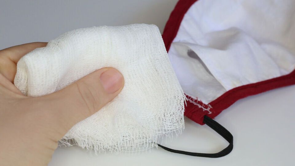 Українцям радять використовувати ватно-марлеві пов'язки, змочені водою або 2–5% розчином питної соди