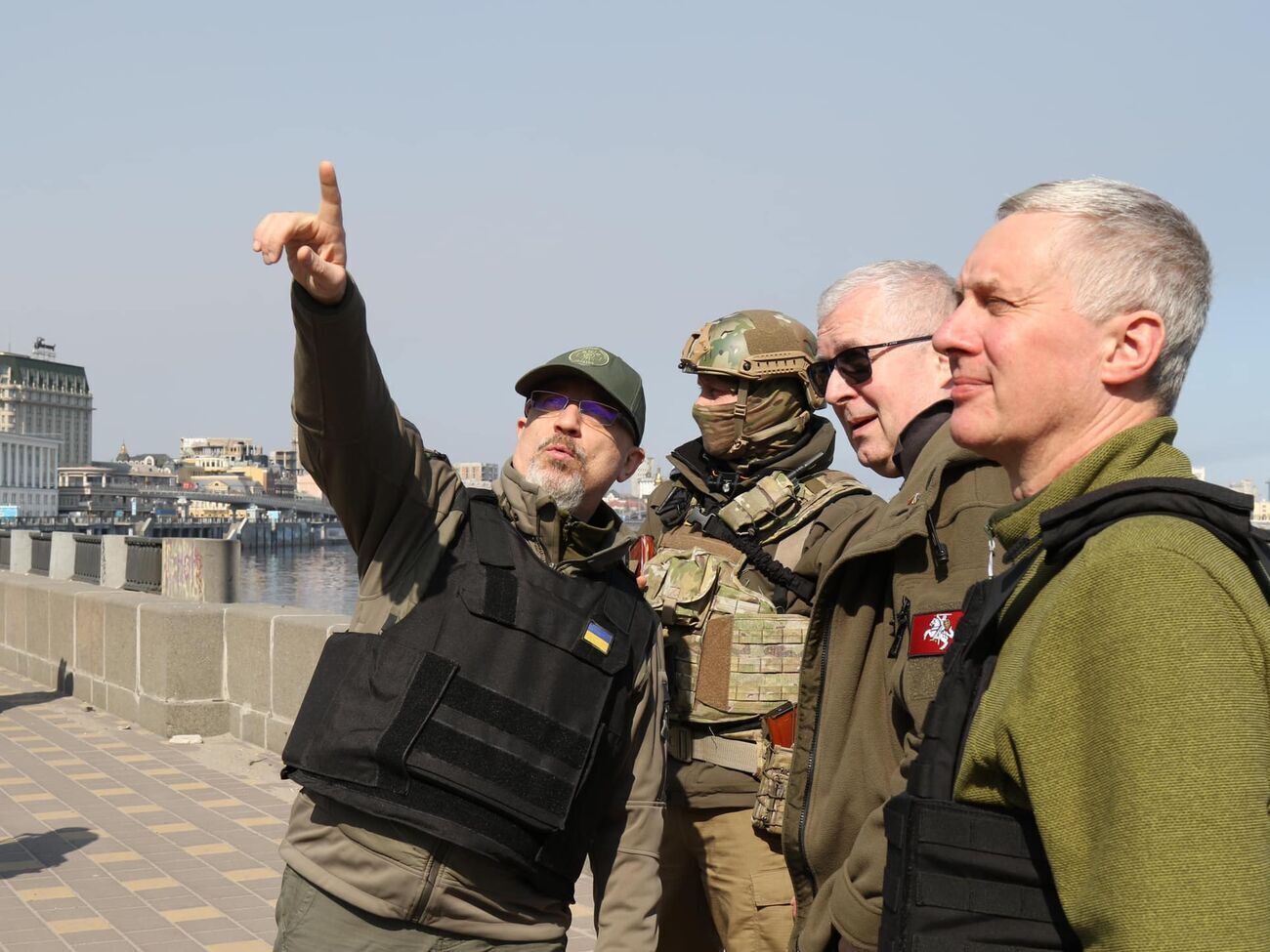 Резніков (ліворуч): Українська армія й український народ витримали удар, який міг зруйнувати багатьох. Але не нас