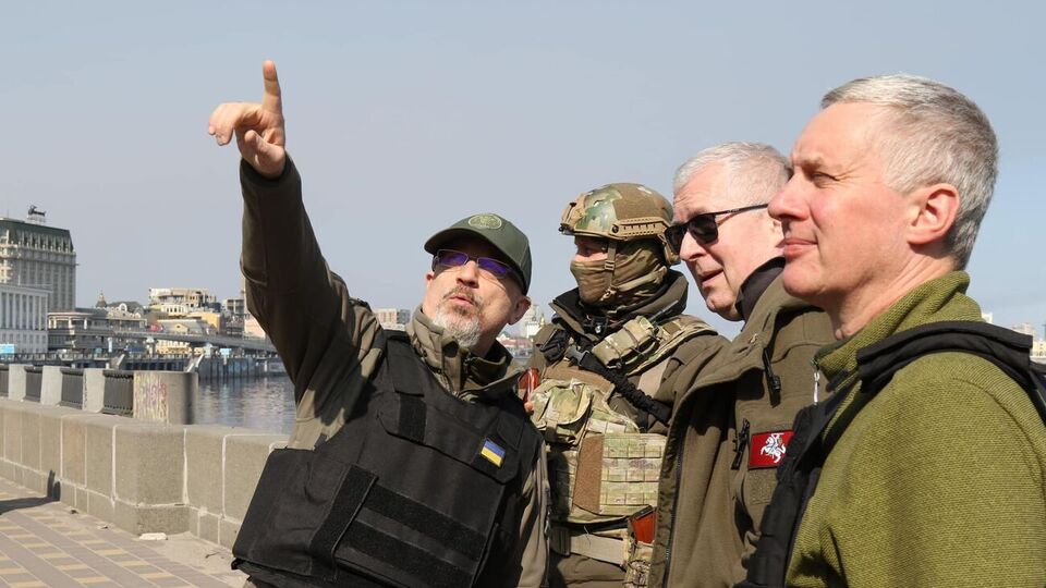 Резников (слева): Украинская армия и украинский народ выдержали удар, который мог уничтожить многих. Но не нас