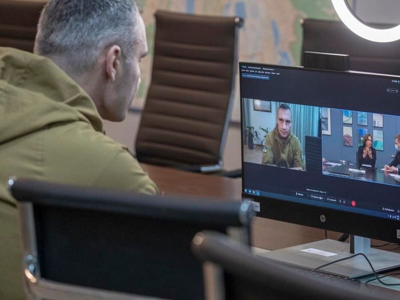 Кличко у розмові з меркою Барселони зазначив, що війна стосується кожного європейця