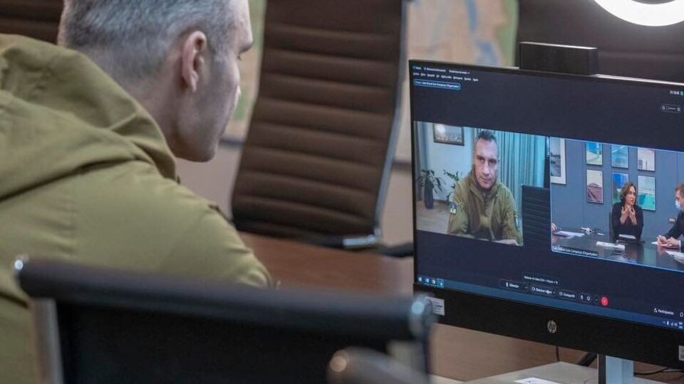 Кличко у розмові з меркою Барселони зазначив, що війна стосується кожного європейця