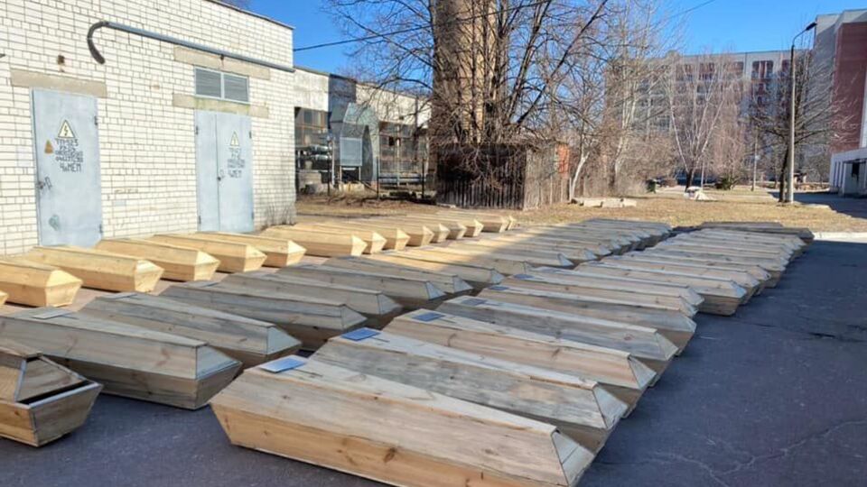 Погибших жителей Чернигова сейчас хоронят на закрытых кладбищах, так как работающее находится в зоне боевых действий, сказал мэр