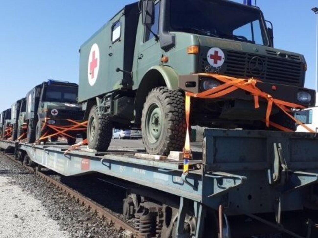 Частину автомобілів уже передали в регіони, де тривають активні бойові дії, зазначили в МОЗ України