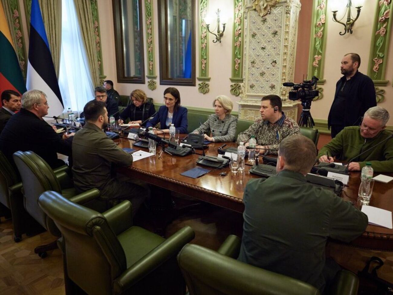 Зеленский рассказал спикерам трех парламентов о последствиях обстрелов со стороны России и призвал страны Запада усилить санкции против агрессора