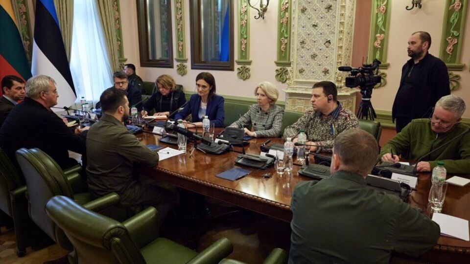 Зеленський розповів спікерам трьох парламентів про наслідки обстрілів з боку Росії та закликав країни Заходу посилити санкції проти агресора