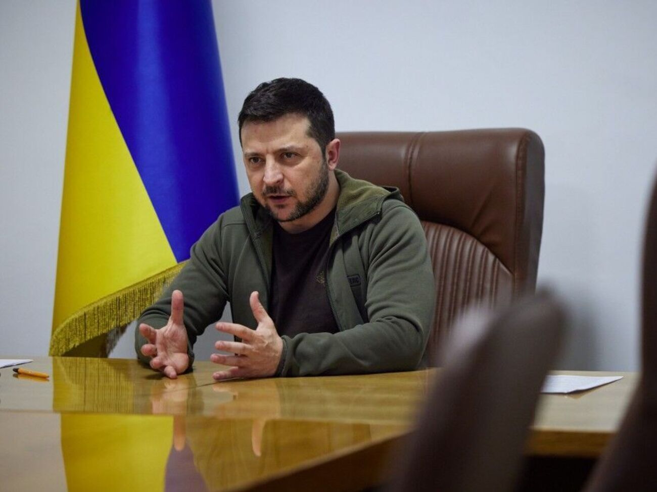 Зеленский:&nbsp;Послушай, Виктор, знаешь, что происходит в Мариуполе? Пожалуйста, если сможешь, сходи на свою набережную