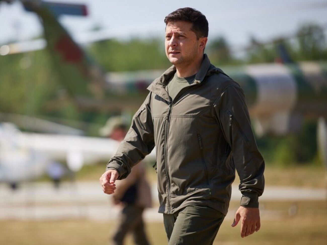 Зеленский: Стоило бы отметить наградами и присвоить звание героя миллионам и миллионам наших людей. Всем украинцам и украинкам, делающим все, что могут, для победы