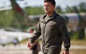 Зеленский: Стоило бы отметить наградами и присвоить звание героя миллионам и миллионам наших людей. Всем украинцам и украинкам, делающим все, что могут, для победы