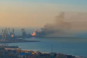 Пожежу на російському десантному кораблі в порту Бердянська зафіксували на відео