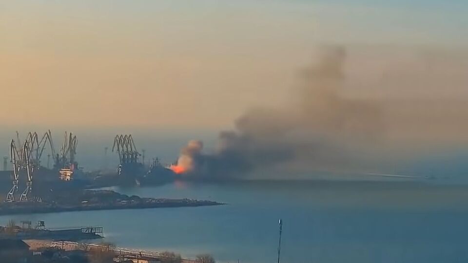 Пожежу на російському десантному кораблі в порту Бердянська зафіксували на відео