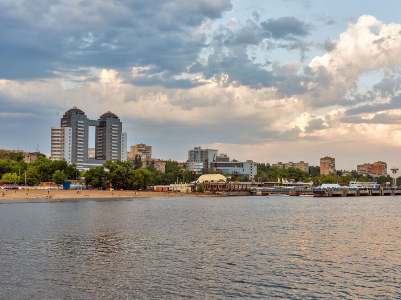 Во время комендантского часа гражданам запрещено передвигаться по городу без спецпропусков