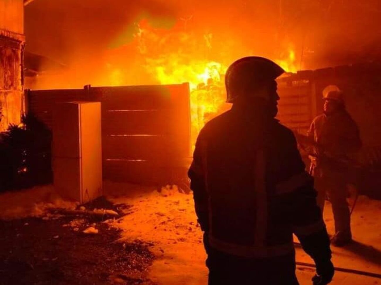 Пожар возник вечером 24 марта (фото иллюстративное)