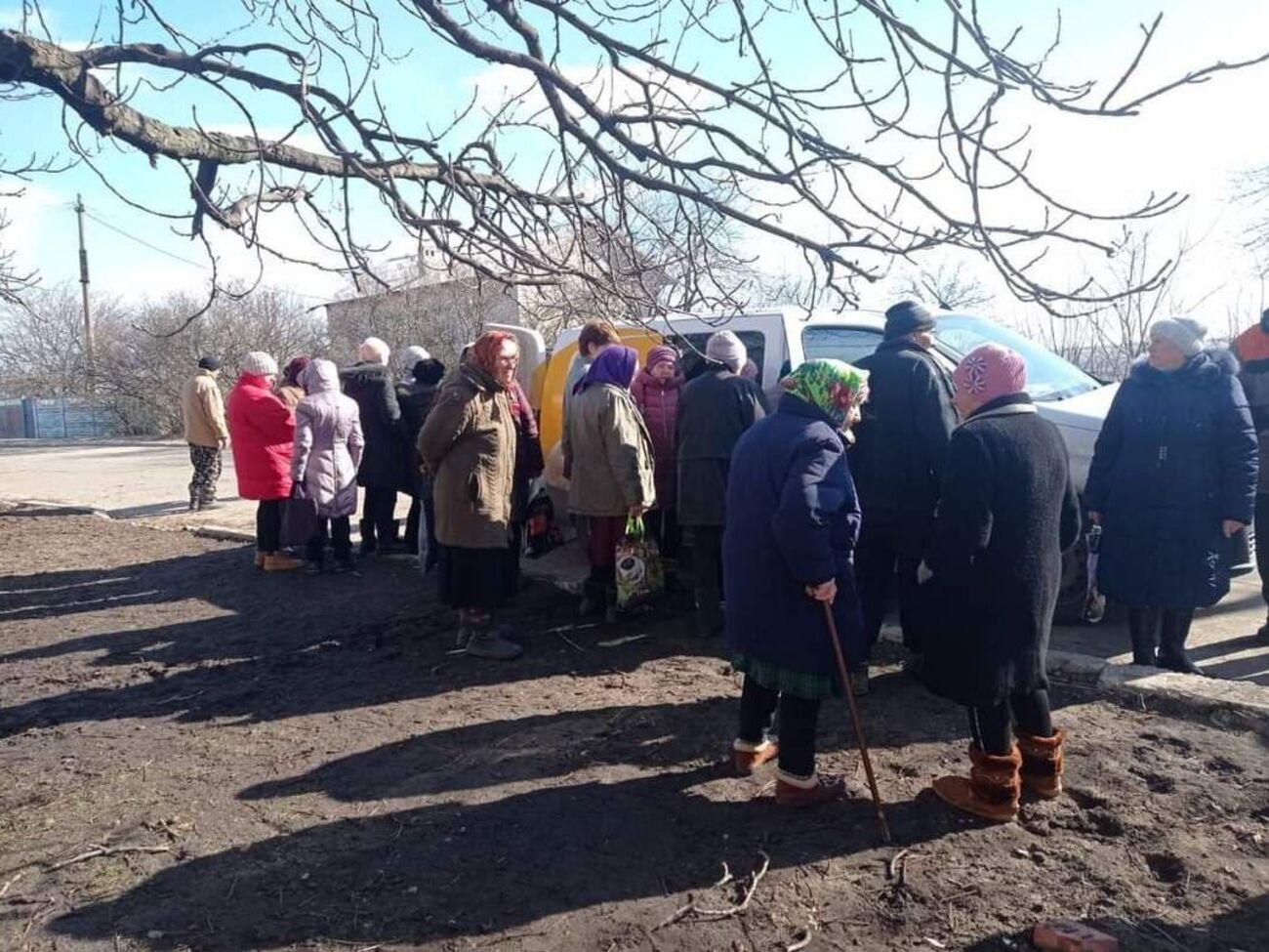 До населених пунктів також вдалося доставити харчові продукти та інші товари першої необхідності