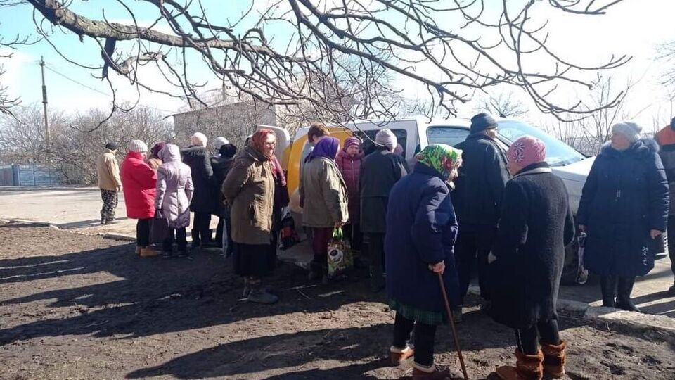 До населених пунктів також вдалося доставити харчові продукти та інші товари першої необхідності