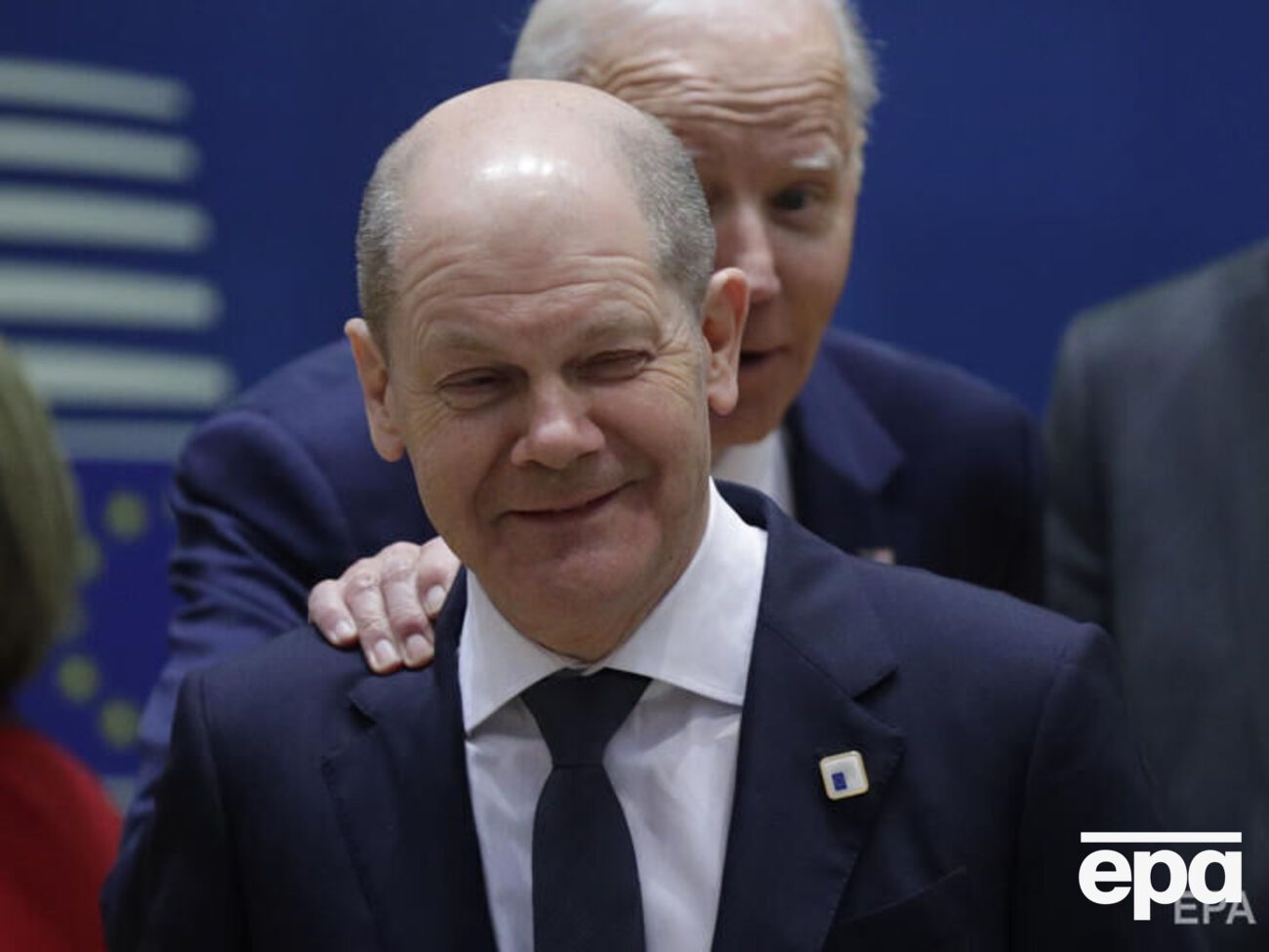 Канцлер заявил, что большинство существующих соглашений с РФ по закупке газа требуют оплаты в евро или долларах США