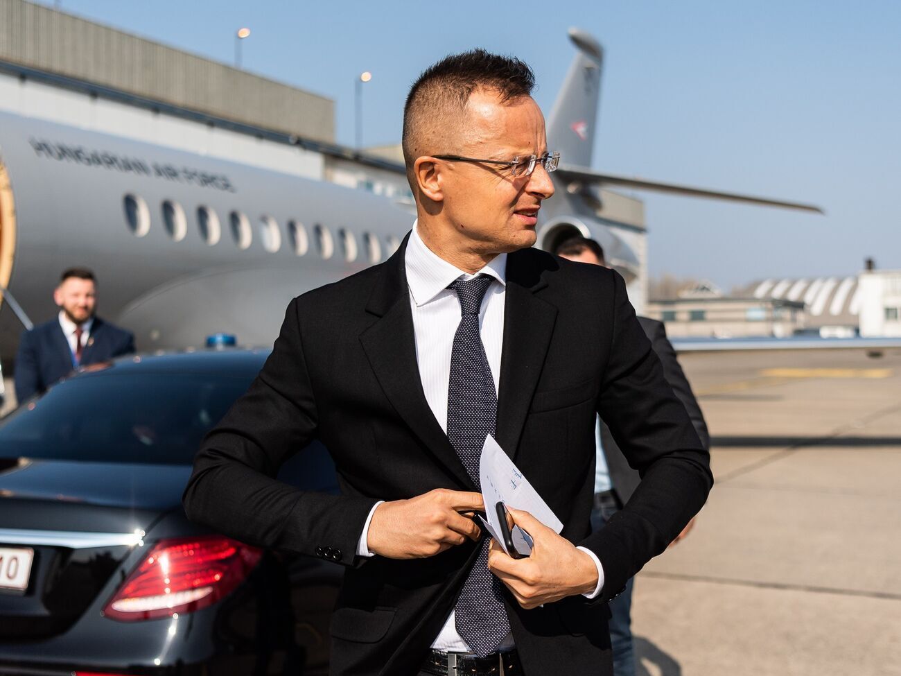 Венгрия будет делать все, чтобы не быть втянутой в войну, отметил Сийярто