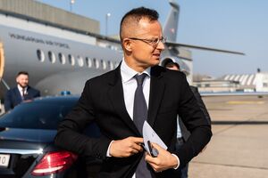 Венгрия будет делать все, чтобы не быть втянутой в войну, отметил Сийярто