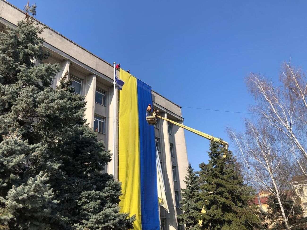 Прапор України на будівлі міськради Херсона, 24 березня