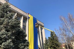 Флаг Украины на здании горсовета Херсона, 24 марта