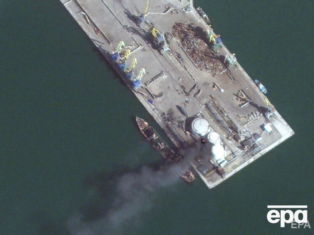 Корабель спалено і частково затоплено