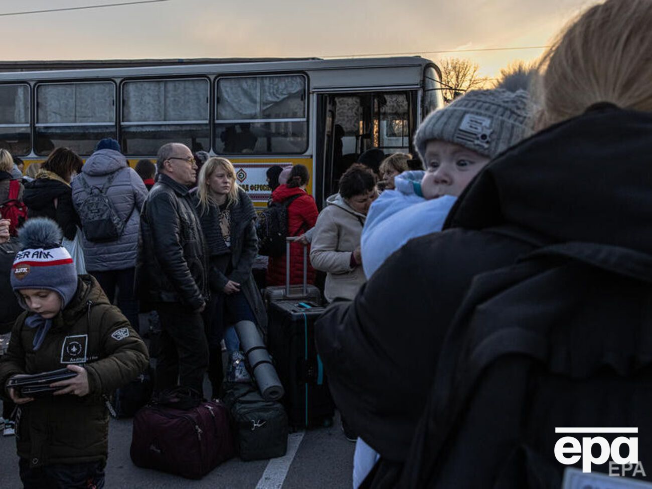 Тысячи жителей смогли уехать из Мариуполя, еще десятки тысяч людей остаются в осажденном городе