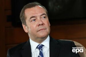 Медведев (на фото) публично зафиксировал, что решение о войне против Украины, предусматривающей атаки на мирные города, принимал единолично Путин, отметил Подоляк