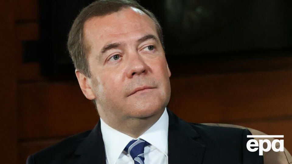 Медведев (на фото) публично зафиксировал, что решение о войне против Украины, предусматривающей атаки на мирные города, принимал единолично Путин, отметил Подоляк