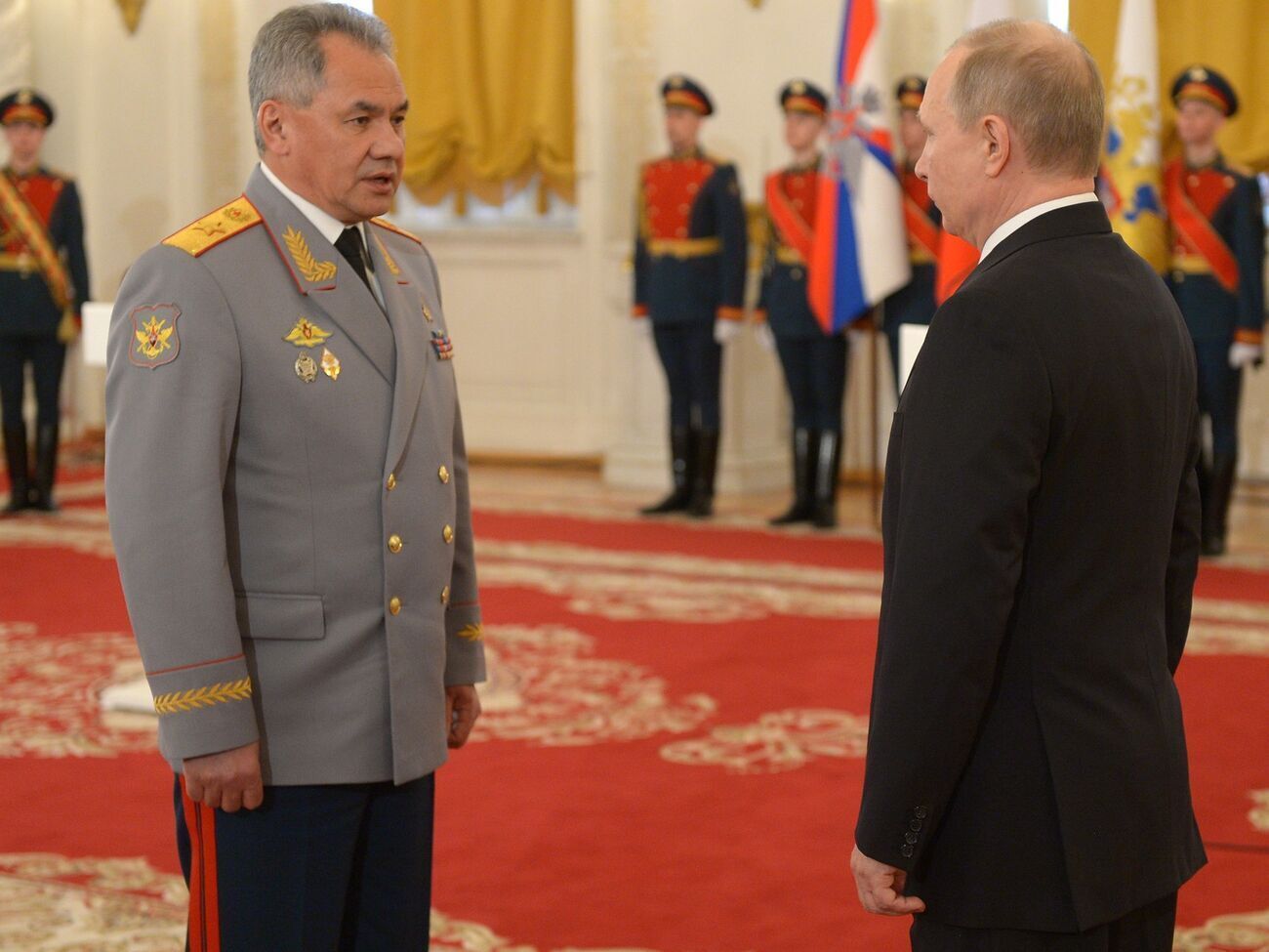 Шойгу (на фото слева) не появляется на публике с 11 марта