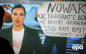 Овсянникова показала антивоенный плакат 14 марта во время выпуска новостей на "Первом канале"