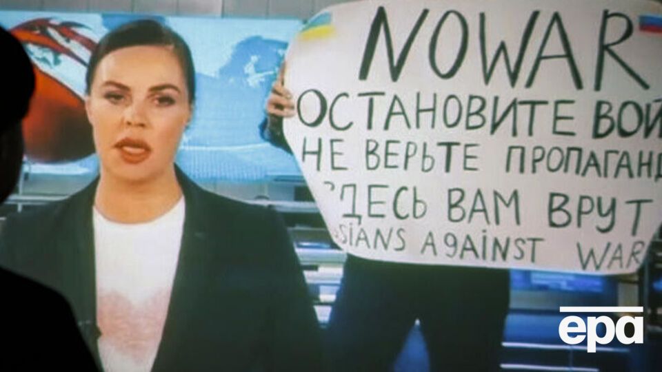 Овсянникова показала антивоєнний плакат 14 березня під час випуску новин на "Первом канале"