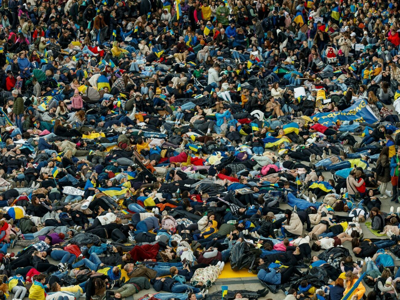 Під Палацом культури та науки у Варшаві учасники мітингу на підтримку України провели акцію лежачи