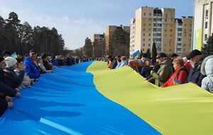 Жителі Славутича розгорнули великий прапор України на головній площі міста