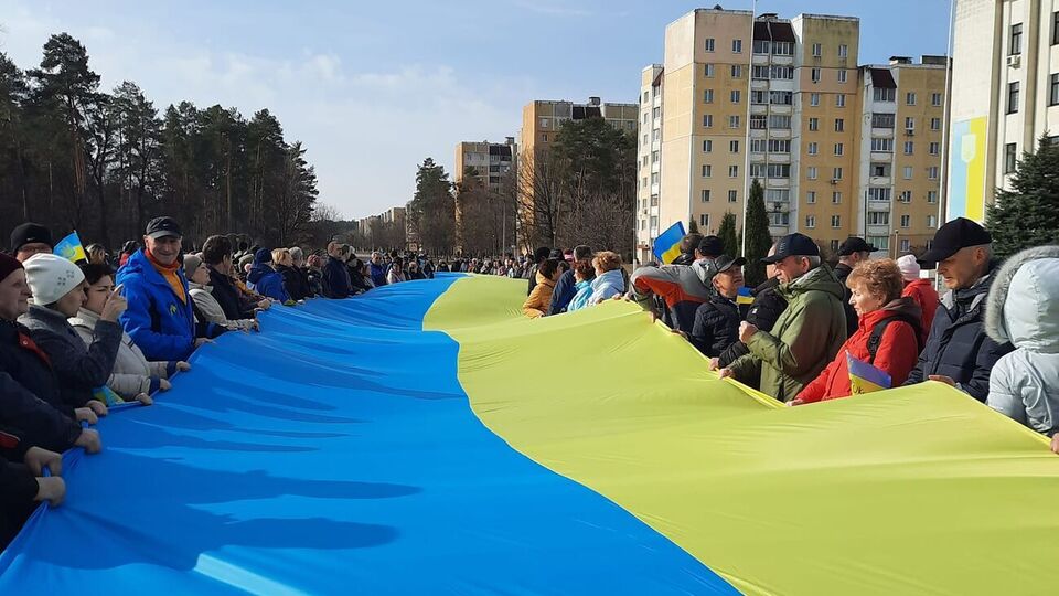 Жителі Славутича розгорнули великий прапор України на головній площі міста