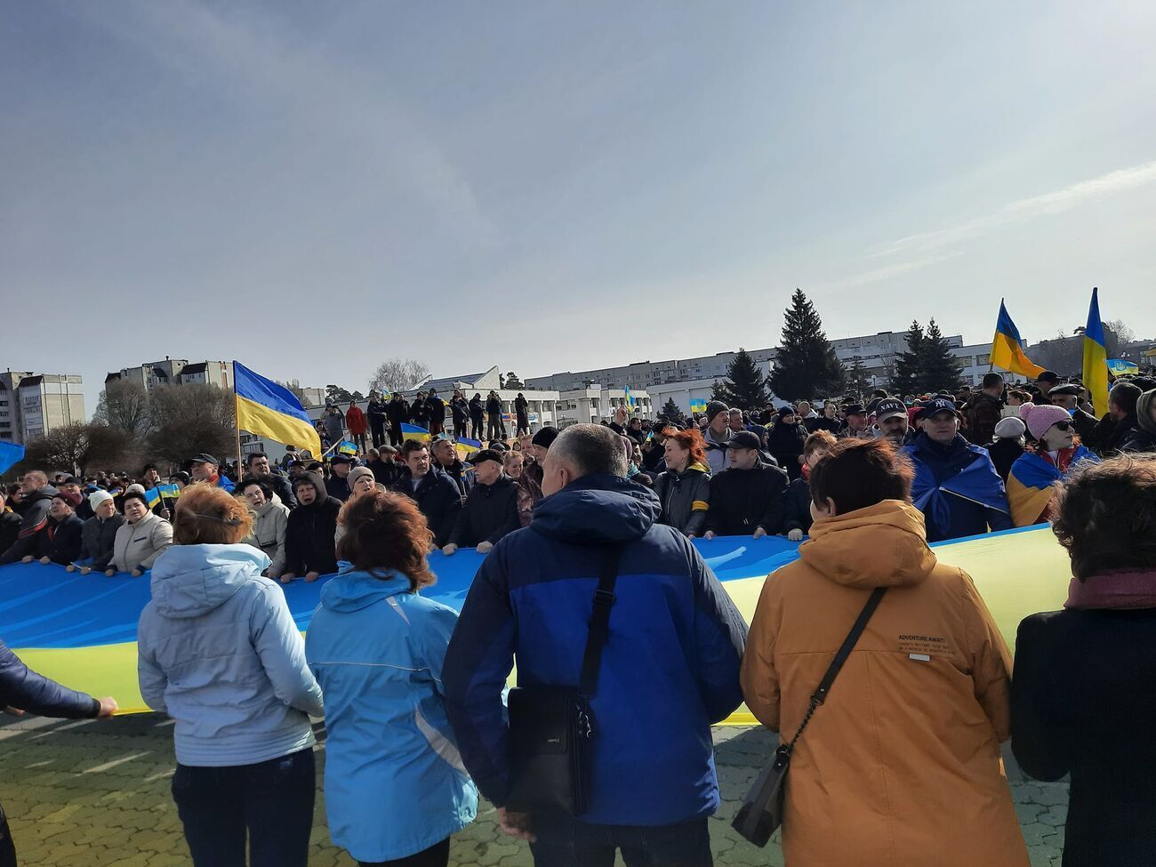 Мер Славутича виступив перед мітингувальниками і сказав, що місто залишається під прапором України
