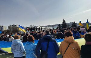 Мер Славутича виступив перед мітингувальниками і сказав, що місто залишається під прапором України