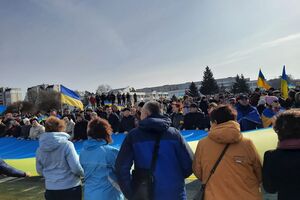 Мэр Славутича выступил перед митингующими и сказал, что город остается под флагом Украины
