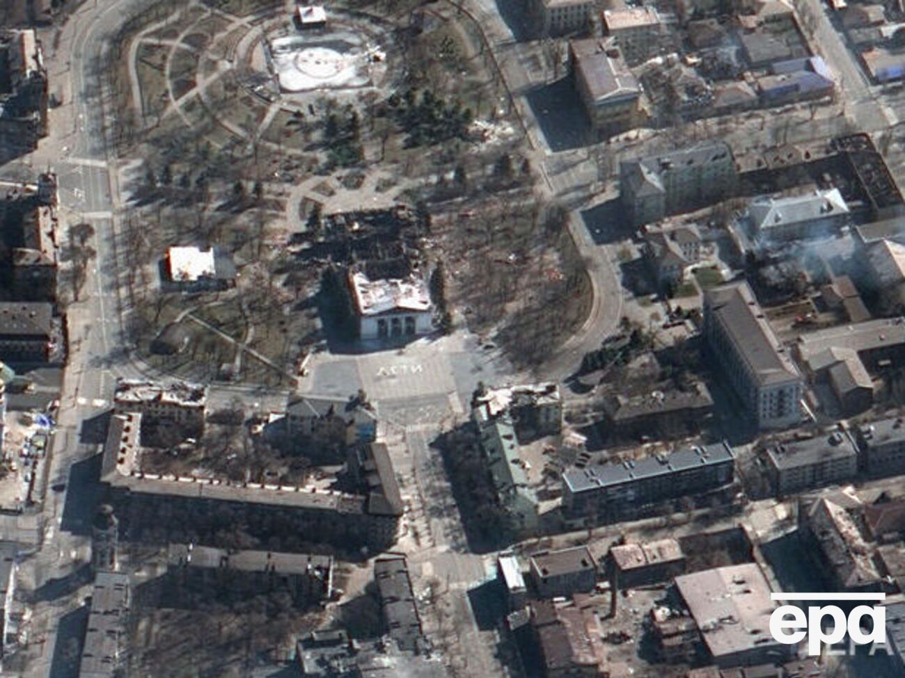 За словами Прокопенка, у драмтеатрі Маріуполя під завалами залишилося приблизно 800 людей