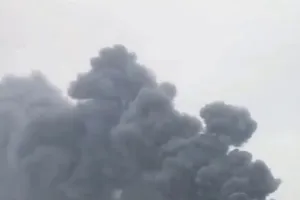 Над місцем вибухів здіймається чорний дим