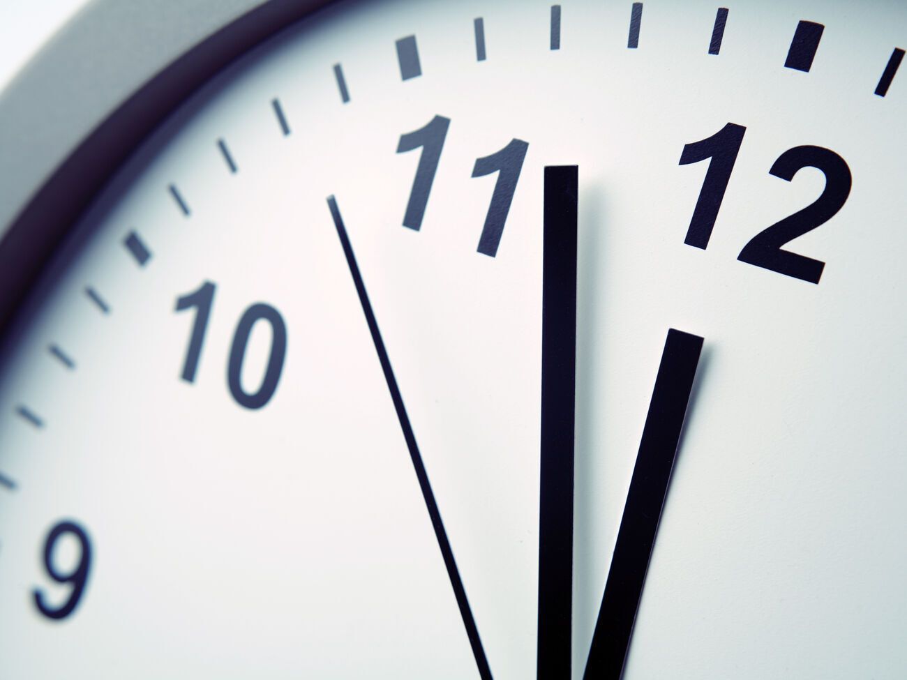 Стрелки часов в 3.00 переводятся на один час вперед