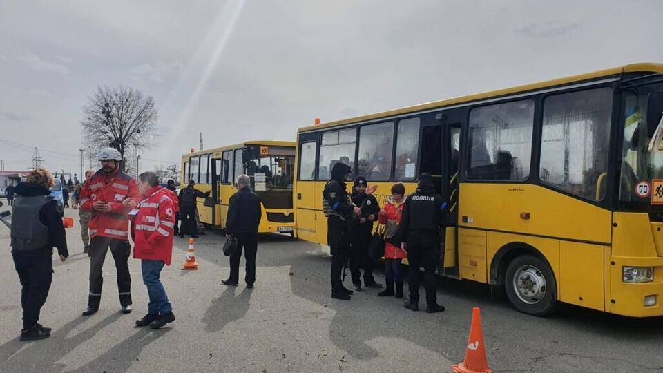 Людей евакуювали із трьох областей