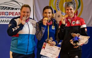 Для Костевич (по центру) это третье золото на чемпионатах Европы