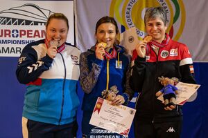 Для Костевич (по центру) это третье золото на чемпионатах Европы